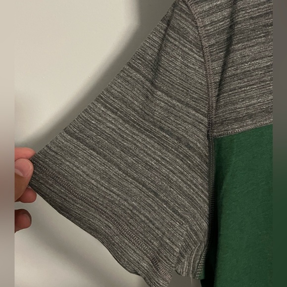American Eagle Outfitters Gray and Green Casual Tee - Picture 3 of 5